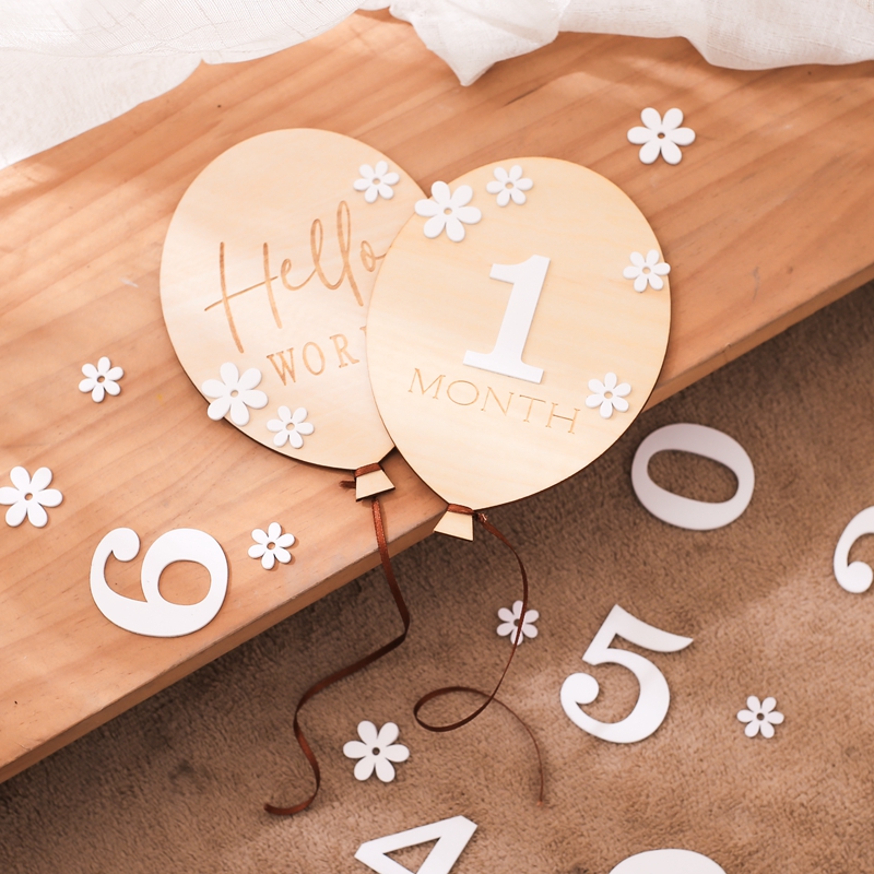 Milestone Card Set - 2 個ベビー木製バルーンマイルストーンカード写真撮影アクセサリー赤ちゃんの写真撮影の小道具新生児出産ギフト