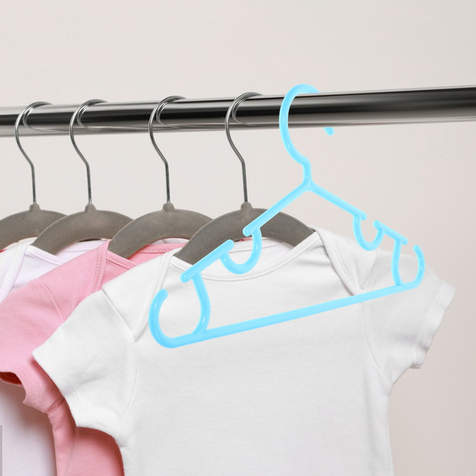 Baby Nursery Must Haves - 10個入り 安全で便利な滑り止めベビーハンガー 丈夫なプラスチック製ベビー服乾燥用ハンガー 保育園のクローゼット整理に必須
