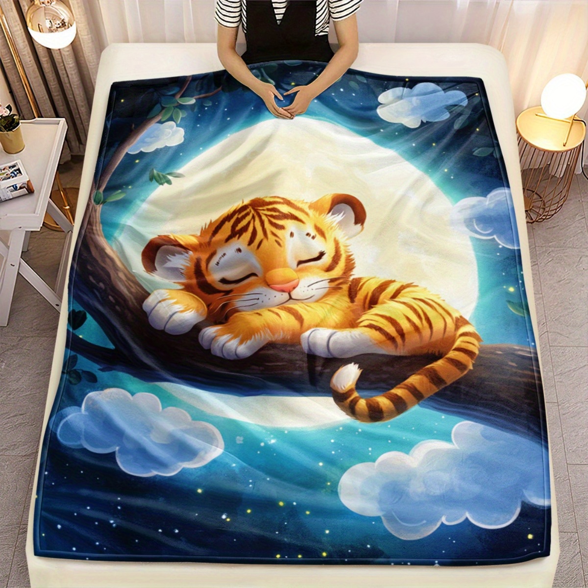 木の枝に寝ているかわいい虎、月の夜空、フランネルブランケット - Baby Nursery Animal Theme のレビューと価格